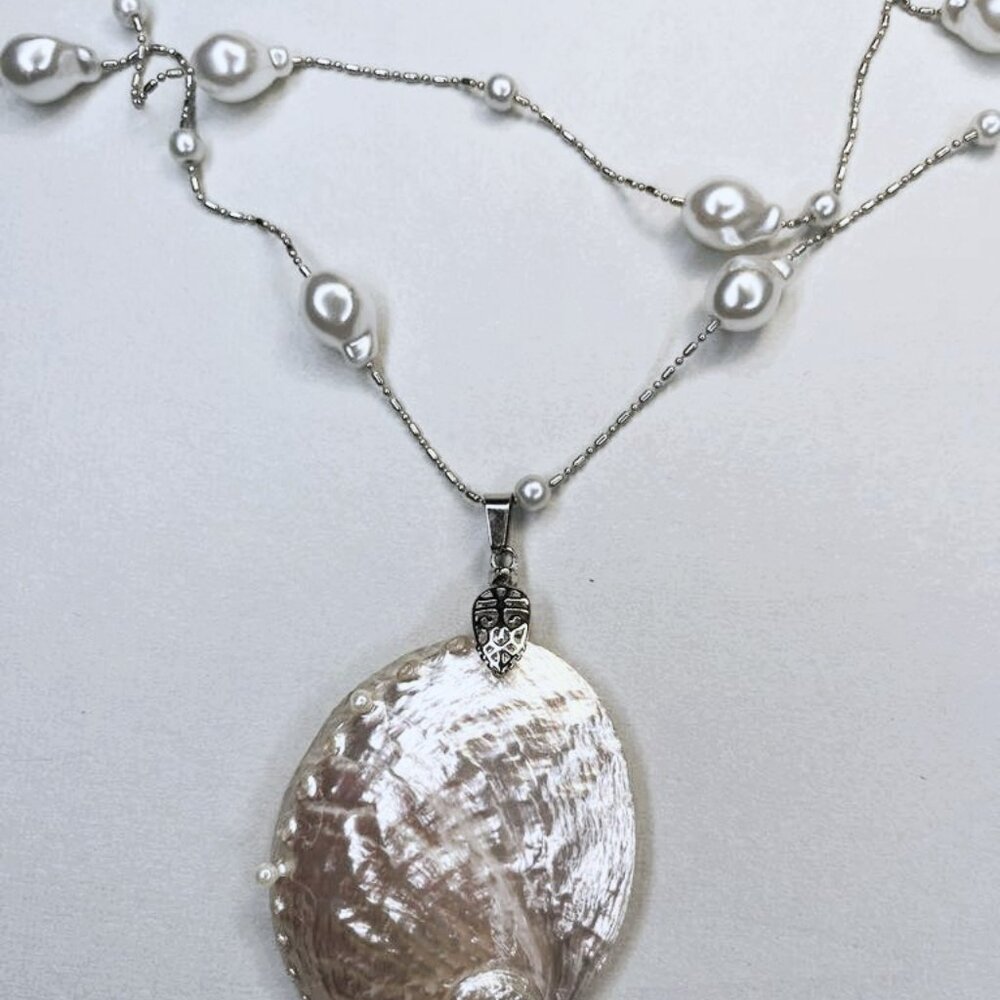 Long Pearl Shell Pendant Necklace – Elegant Statement Jewelry